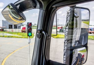 Mercedes-Benz Trucks premieres Blind Spot Assist (13)