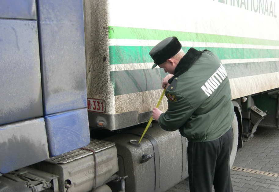 линейка для замера топлива в баке грузового автомобиля