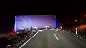 Der Lkw steckt im morastigen Seitenraum fest.